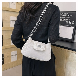 Détail du sac bandoulière blanc effet marbre avec fermoir papillon et chaîne argentée