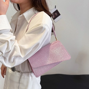 Rosa Glitzer-Umschlagtasche mit funkelnden Pailletten und schmalem Riemen am Model