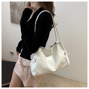 Dettaglio della borsa tote bianca in morbida pelle con logo WGONGZHU e doppie tracolle