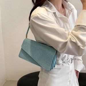 Detail der hellblauen Glitzer-Clutch mit Akkordeonfalten und eleganter Kette