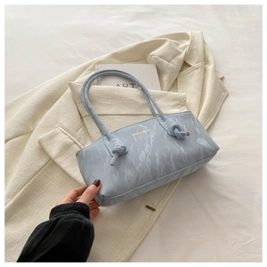 Détail du sac à bandoulière en cuir PU bleu clair marbré avec logo doré et nœuds