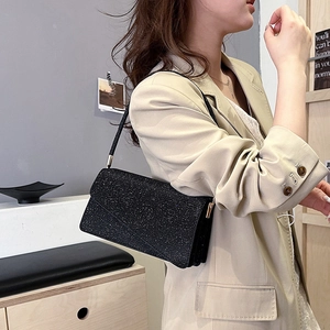 Detailaufnahme der schwarzen Pailletten-Abendtasche mit Glitzertextur und eleganter Kette