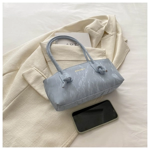Détail du sac à bandoulière en similicuir bleu clair à texture marbre et logo doré
