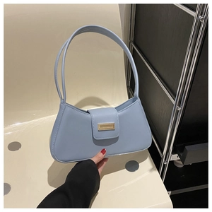 Detailaufnahme der hellblauen Baguette-Tasche mit goldener rechteckiger Metallschnalle