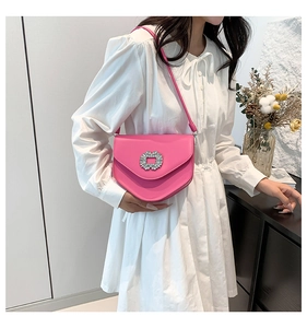Détail d'un sac à bandoulière rose avec des strass étincelants et une finition en cuir PU