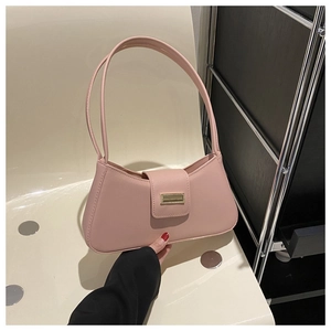 Detail der rosa Baguette-Schultertasche mit eleganter Form und goldener Metallschnalle