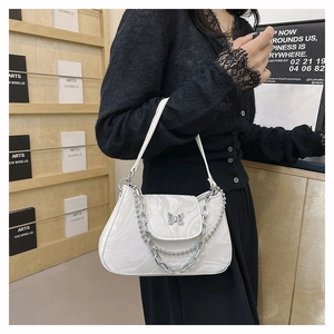 Sac à bandoulière à motif marbre blanc avec boucle papillon argentée et doubles chaînes