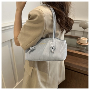 Détail du sac à bandoulière bleu clair avec texture marbre et poignée en corde à nœuds