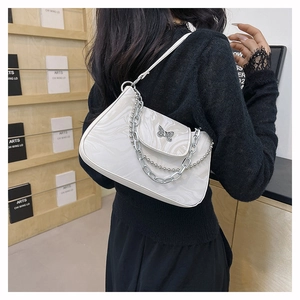 Détail du sac en cuir PU à motif marbre avec chaîne argentée et fermoir papillon en métal