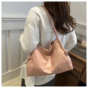 Dettaglio della borsa tote in ecopelle rosa con scritta WGONGZHU in rilievo