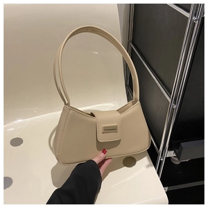 Detailansicht der beigen PU-Leder Baguette-Tasche mit Metallschnalle und eleganter Kurve