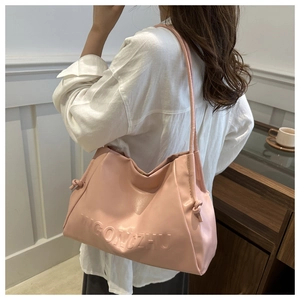 Dettaglio della borsa tote rosa in ecopelle con lettere GONGZHU a rilievo e laccio laterale