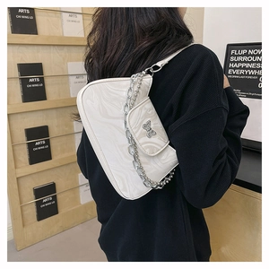 Détail du sac à bandoulière motif marbre blanc avec fermoir papillon argenté et chaîne