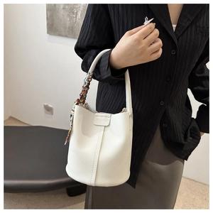Weiße Beuteltasche mit Lychee-Struktur, Blumenschal-Griff und Fashion-Prägung
