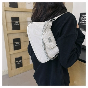 Détail du sac bandoulière blanc motif marbre avec papillon argenté et chaîne épaisse