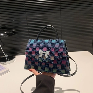 Retro bunte Karo-Handtasche mit ausgefransten Kanten und silbernem Schleifenverschluss