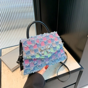 Schicke gewebte Handtasche mit silberner Schleife und Fransen in minimalistischem Design