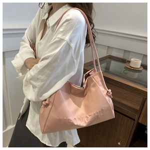 Dettaglio della borsa tote in ecopelle rosa con logo WGONGZHU e tracolla con nodo