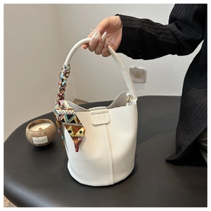 Weiße Bucket-Tasche mit Litchi-Textur und Seidenschal-Griff für Damen im Alltag