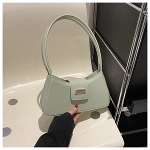 Detailansicht der hellgrünen Baguette-Tasche mit elegantem Goldverschluss und Matt-Finish