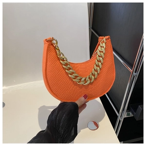 Oranje vilten halve maan tas met reliëf textuur en dikke gouden metalen ketting