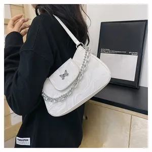 Vue latérale du sac bandoulière à motif marbre avec boucle papillon et chaîne argentée