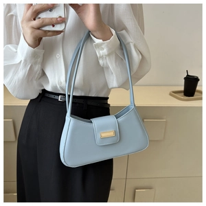 Hellblaue Baguette-Tasche aus Leder mit goldener Schnalle an der Schulter