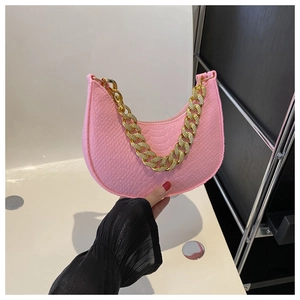 Chique roze hobo tas met krokodillenreliëf en opvallende gouden ketting handvat