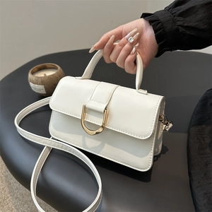 Elegante borsa a tracolla quadrata in pelle PU crema con chiusura metallica a U oro