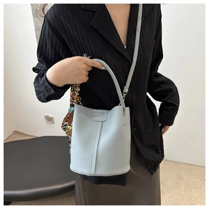 Hellblaue Eimer-Tasche mit modischer Prägung und dekorativem geblümtem Seidenschal-Detail