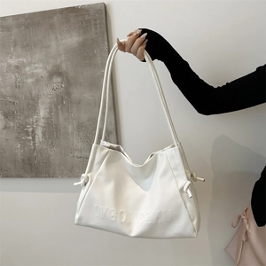 Borsa a spalla minimalista in morbida pelle bianca con lettere in rilievo e coulisse