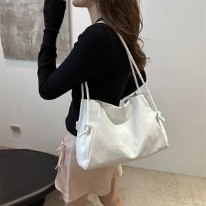 Borsa a spalla in pelle morbida bianca con dettaglio nodo laterale e logo inciso