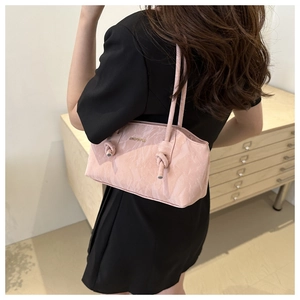 Détail du sac à bandoulière rose marbré avec sangle nouée et logo JINGPINPIJU