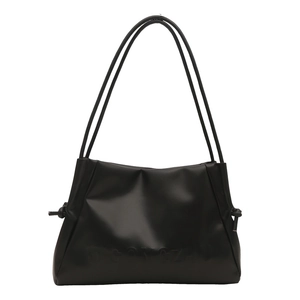 Borsa tote nera minimalista in pelle lucida con coulisse laterali e doppie tracolle lunghe