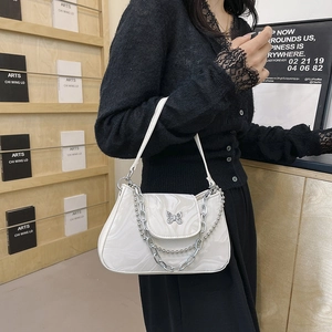 Sac à bandoulière blanc effet marbre avec boucle papillon argentée et chaîne chic