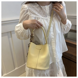 Gelbe Eimer-Tasche aus Leder mit Litschi-Struktur und dekorativem floralem Seidenschal-Griff