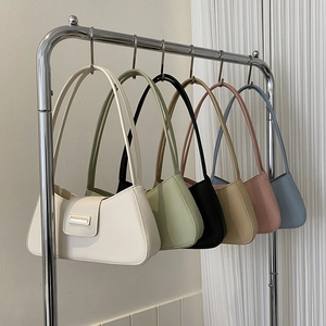 Minimalistische französische Baguette-Taschen in sechs Farben mit Gold-Schnalle
