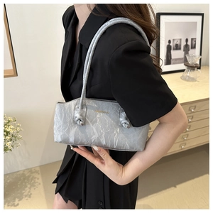 Détail du sac à bandoulière argenté plissé avec double sangle fine et texture