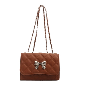 Sac bandoulière marron matelassé avec nœud argenté et bandoulière chaîne sur blanc