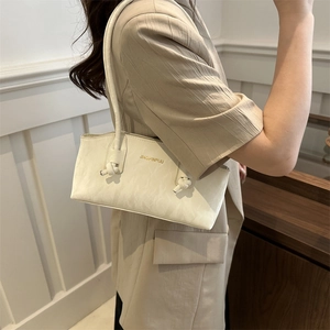Sac à épaule blanc en cuir plissé avec bandoulière nouée et logo doré chic