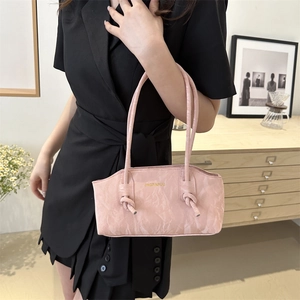 Sac à bandoulière rose chic en cuir froissé avec poignée nouée et logo doré discret
