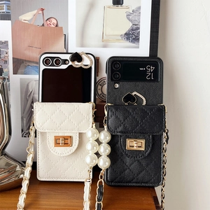 Détail de coque matelassée pour Samsung Galaxy Z Flip avec bandoulière chaîne en perles