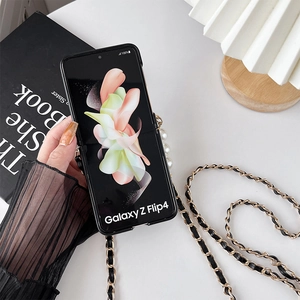 Coque Galaxy Z Flip 4 noire avec bandoulière chaîne dorée et pendentif perle chic