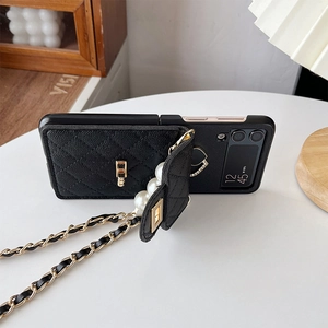 Détail de la coque en cuir matelassé noir avec chaîne en perles pour Samsung Z Flip