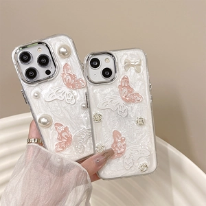 Coque iPhone à motif nacre avec papillons roses, perles et nœuds décoratifs chic