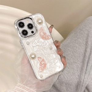 Coque iPhone à papillons roses et perles avec bords argentés brillants sur fond marbre
