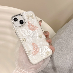 Détail des ornements de papillons 3D sur la coque iPhone au fini nacré brillant