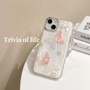 Détail de papillons 3D et texture perle ondulée sur coque iPhone rose esthétique