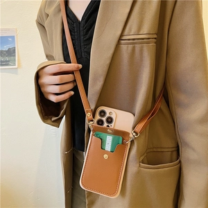 Coque iPhone bandoulière avec porte-carte en cuir marron et lanière ajustable