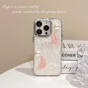 Détail de coque crème avec papillon 3D et perles décoratives pour iPhone 16 Pro Max